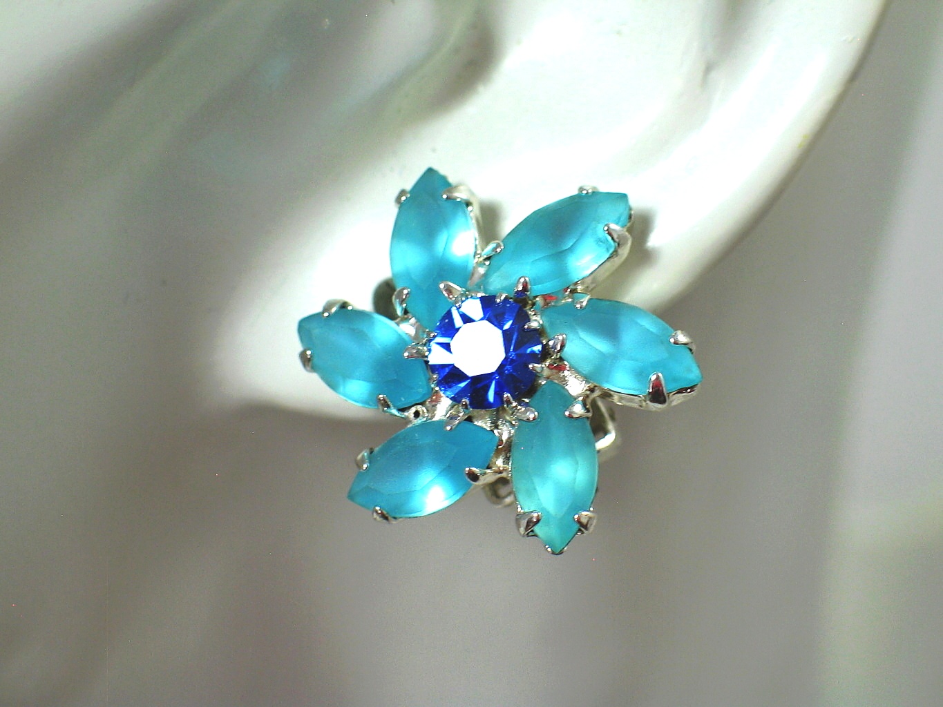 Hiraola's Product Image